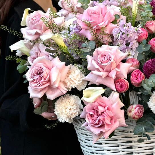 Корзина №101 из французских и пионовидных роз, антирринума, хризантем