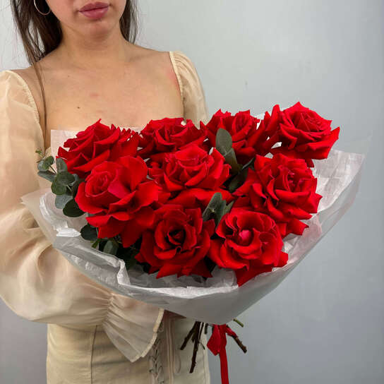 Монобукет №124, 9 красных французских роз с эвкалиптом