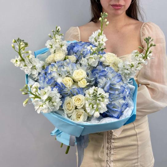 Авторский букет №107 с гортензией и ароматной маттиолой