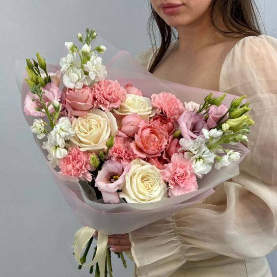 Авторский букет №102 с розами и ароматной маттиолой