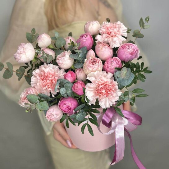 Композиция №171 Коробка из Пионовидных Роз и Эвкалипта Фото 2