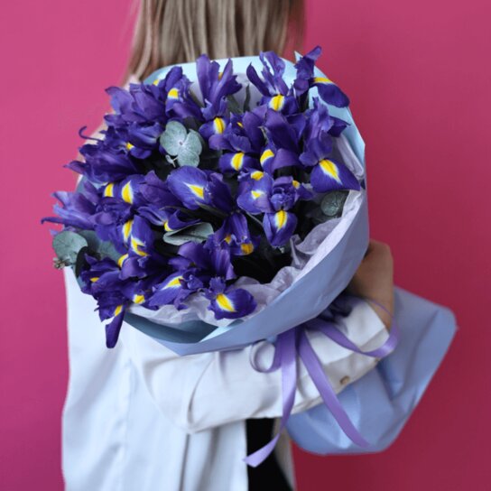 Монобукет №186 из 15 ирисов с эвкалиптом