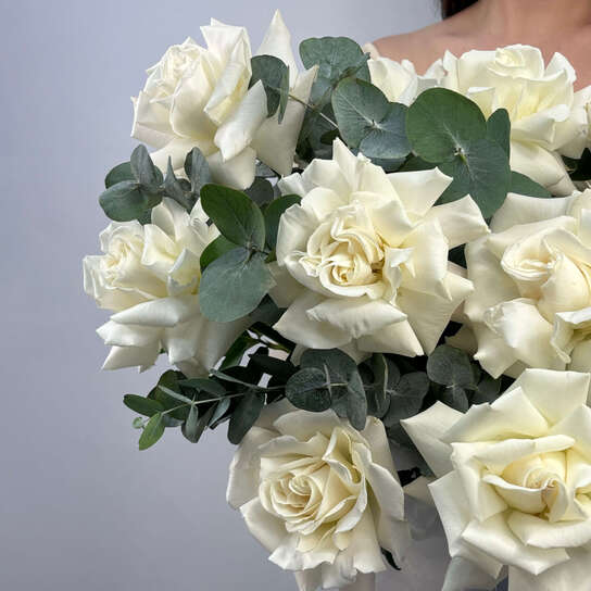 Композиция №101, белые французские розы и эвкалипт