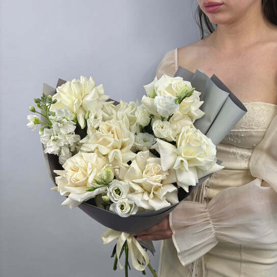 Авторский букет №110 с белыми французскими розами и эустомой