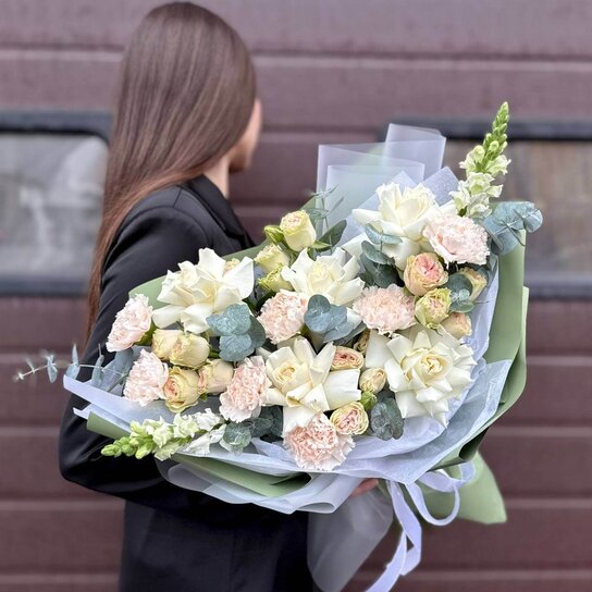 Авторский букет №199 Авторский букет из роз, гвоздик и ароматного эвкалипта Фото 4