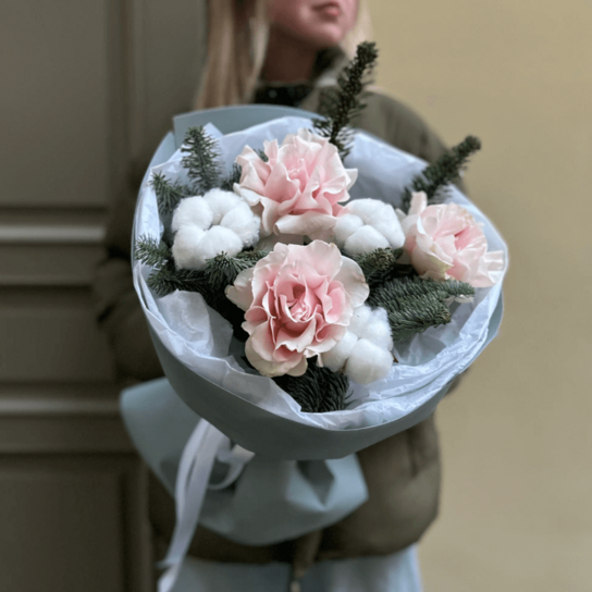 Авторский букет №169 "Ласковый мороз" из розовых роз, нобилиса и хлопка Фото 3