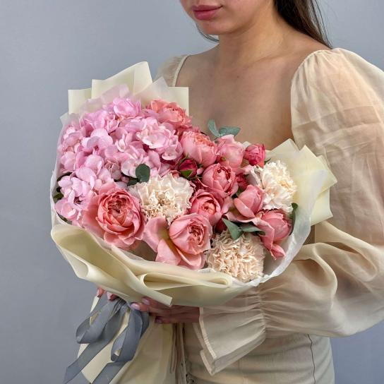 Авторский букет №103 с пионовидными розами и гортензией