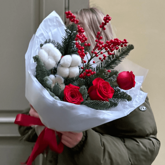 Авторский букет №171 "Яблоки на снегу" из роз, нобилиса, хлопка и илекса Фото 2