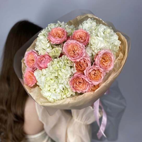 Авторский букет №141 из гортензий пионовидных роз Джульетта