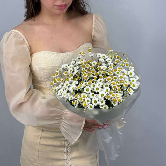 Авторский букет №120 с матрикариями и сантини