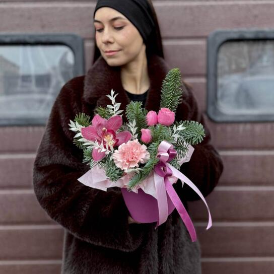 Композиция №149 в шляпной коробке из кустовых роз, орхидей цимбидиум и нобилиса