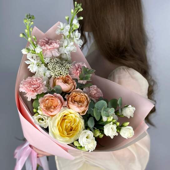 Авторский букет №143 из пионовидных роз и диантусов