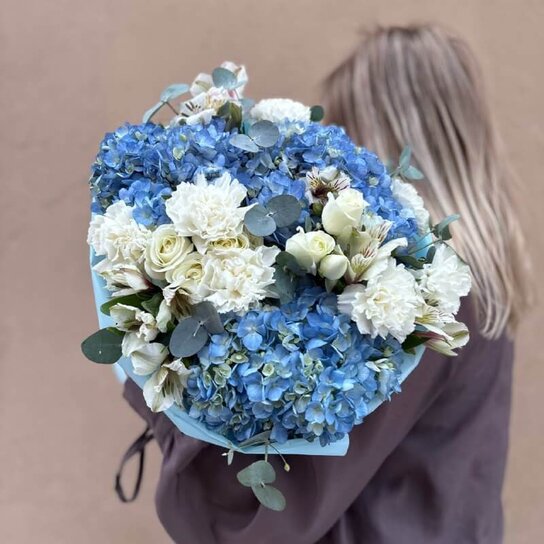 Авторский букет №191 Авторский букет "Небо с облаками" из гортензии, кустовых роз и гвоздик Фото 2
