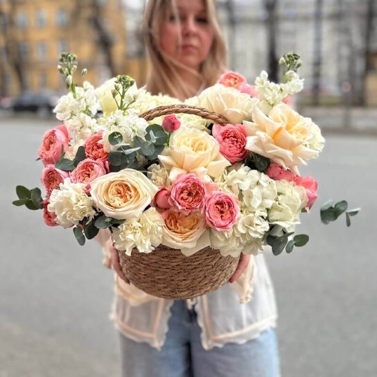 Композиция №167 в плетеной корзине из гортензии, маттиолы, роз и диантусов Фото 3