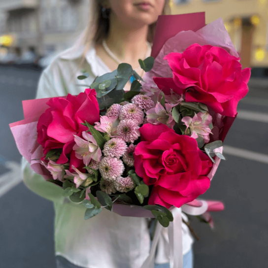 Авторский букет №161 "Алая ягодка" букет из сантини и французской розы Пинк Флойд