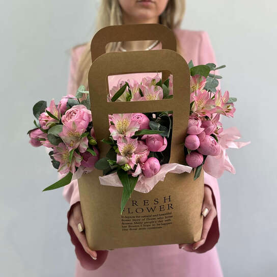 Композиция №131 из альстромерии и пионовидных роз