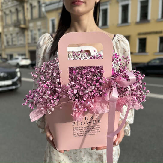 Композиция №112 с воздушной розовой гипсофилой в крафтовой сумке, размер M