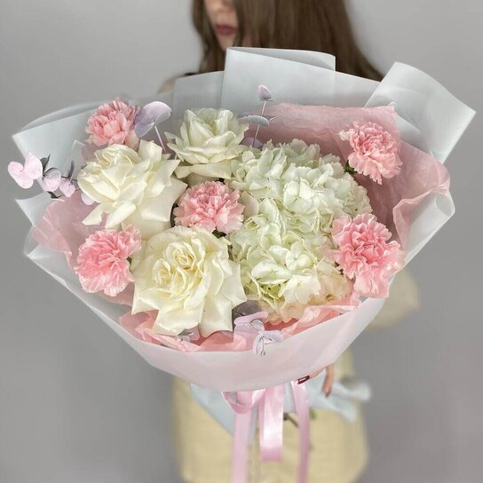 Авторский букет №259 из гортензии, роз и диантусов