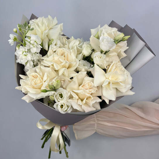 Авторский букет №110 с белыми французскими розами и эустомой