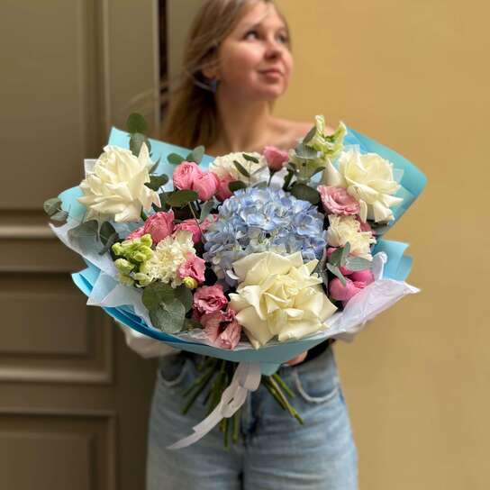 Авторский букет №157 из роз, гортензий, сантини, гвоздик и лизиантуса Фото 3