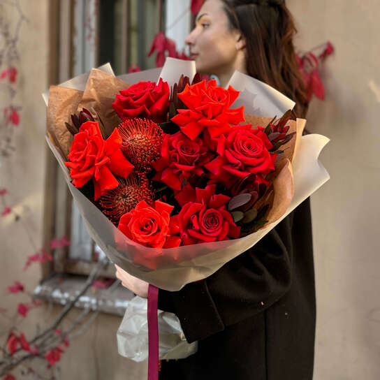 Авторский букет №137 из французских роз, нутана и леукодендрона