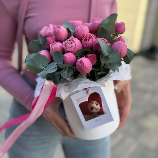 Композиция №194 в шляпной коробочке с кустовыми розами Сильва Пинк