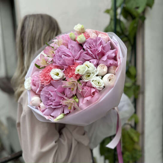 Авторский букет №152 из белоснежных эустом, сиреневых французских роз и  альстромерий