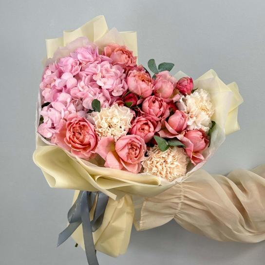Авторский букет №103 с пионовидными розами и гортензией