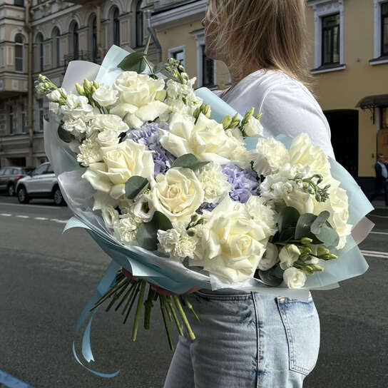 Авторский букет №127 с белыми французскими розами