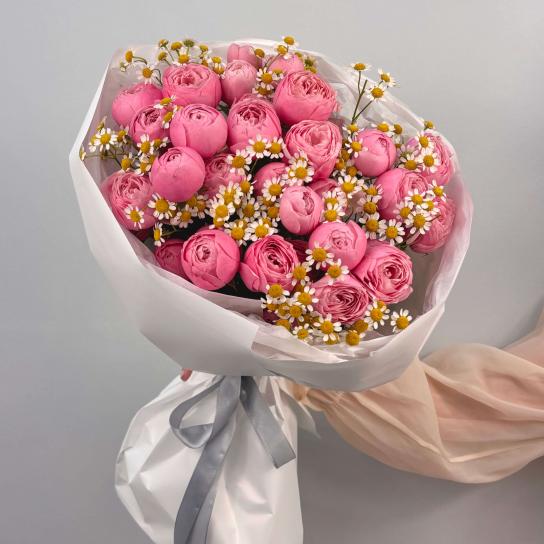 Авторский букет №108 с пионовидными розами и матрикариями