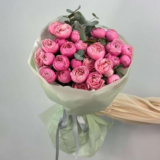 Монобукет №123, пионовидные розы Silva pink и эвкалипт