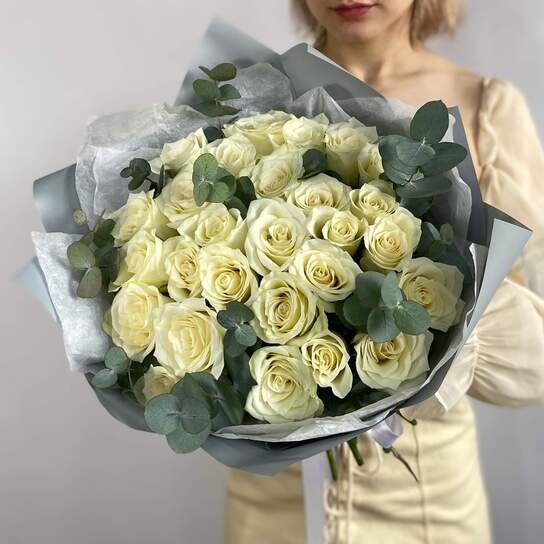 Монобукет №155 из 27 белых роз с эвкалиптом