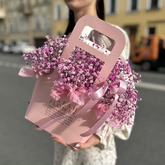 Композиция №112 с воздушной розовой гипсофилой в крафтовой сумке, размер M