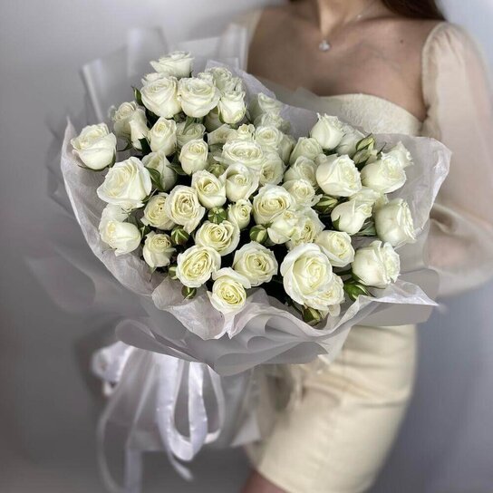 Монобукет №251 белоснежные кустовые розы