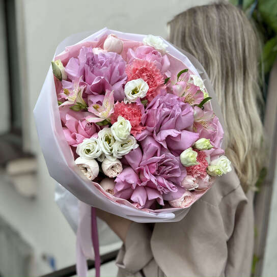 Авторский букет №152 из белоснежных эустом, сиреневых французских роз и  альстромерий