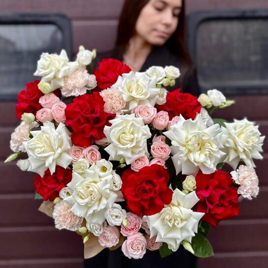 Композиция №138 Плетеная корзина с ВАУ-эффектом из роз, диантусов и эустом