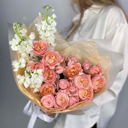 Авторский букет №140 из пионовидных роз Джульетта и маттиолы