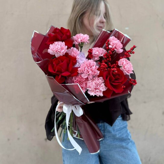 Авторский букет №188 Авторский букет "Алое сердце" из роз, гвоздик и гортензии Фото 3