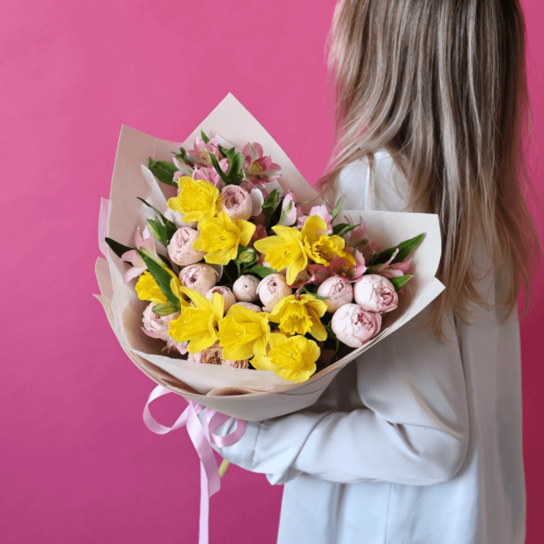 Авторский букет №250 из нарциссов, кустовых роз и альстромерий Фото 4