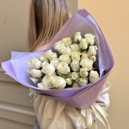 Монобукет №239 из белых кустовых роз Фото 2