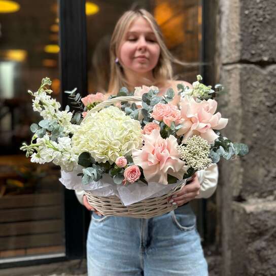 Композиция №134 из нежных ароматных цветов