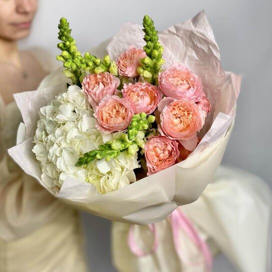 Авторский букет №262 Пионовидные розы Джульетта и Антирринум