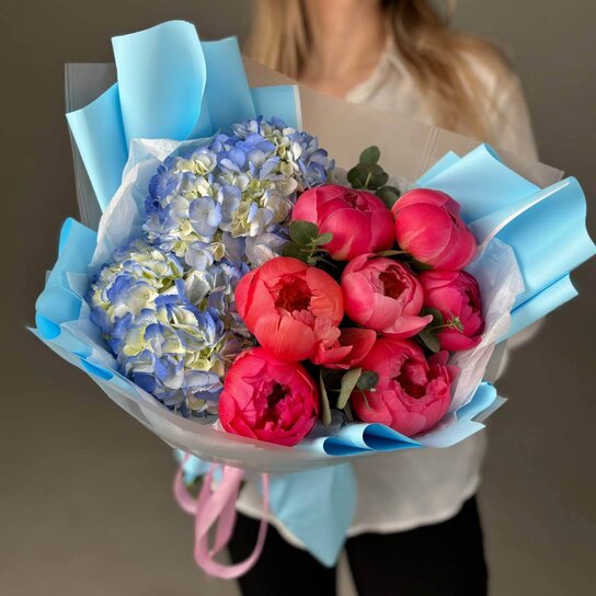 Авторский букет №230 из гортензий и пионов