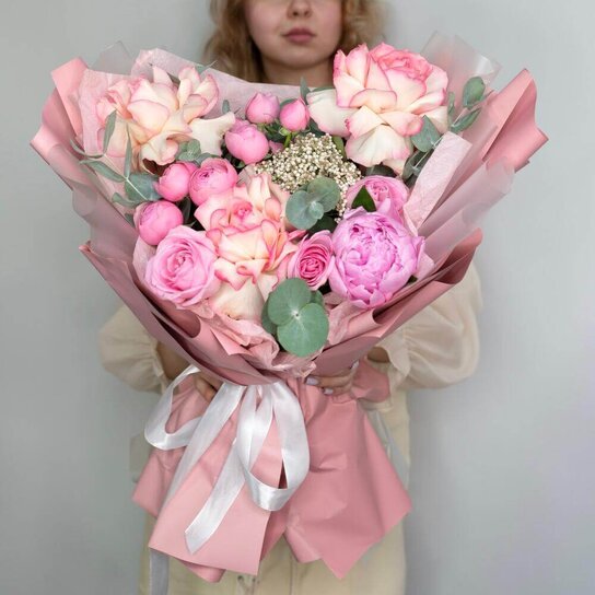 Авторский букет №266 Букет в розовых тонах с пионовидными розами и пионом Фото 3