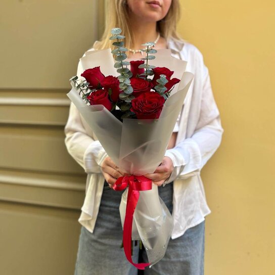 Монобукет №215 из 7 красных роз и эвкалипта Фото 4