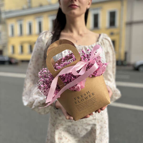 Композиция №111 с воздушной розовой гипсофилой в крафтовой сумке, размер S