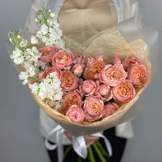 Авторский букет №140 из пионовидных роз Джульетта и маттиолы