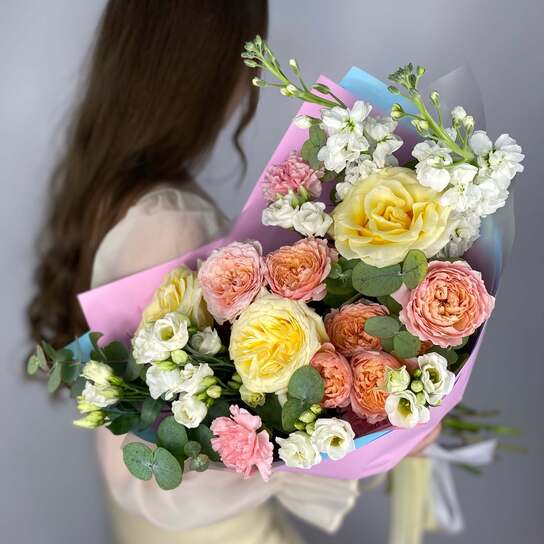 Авторский букет №142 из пионовидных роз и эустомы