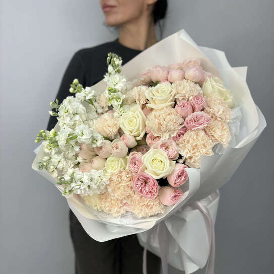 Авторский букет №133 из пионовидных роз, диантусов и маттиолы