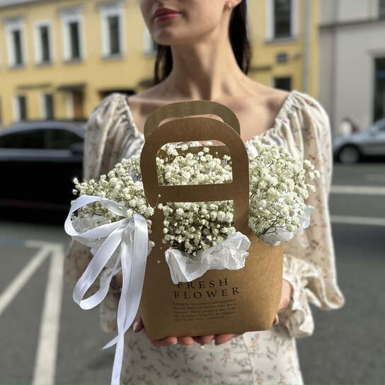 Композиция №108 с воздушной гипсофилой в крафтовой сумке, размер S